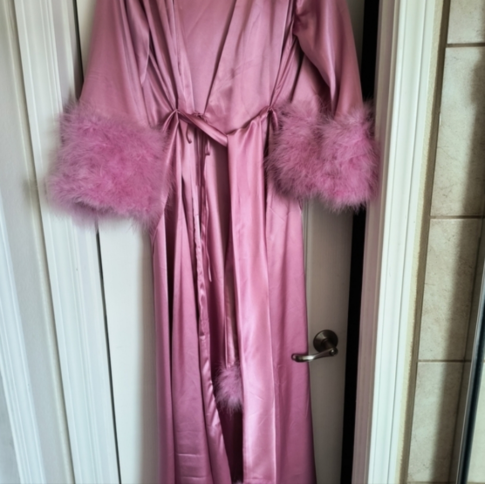 Luxurious Pink Satin Robe with Feather Trim - Picture 4 of 7